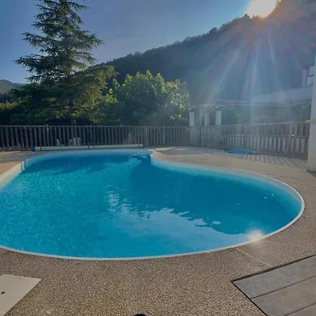Le Devant De La Chaux
